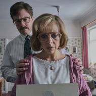 Daniel Rigby a Bel Powleyová jako jeho strýc a teta, prostě Dursleyovi