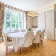 Sejde-li se více strávníků, nebo žádá-li si to slavnostnější příležitost, je v domě k dispozici i formální jídelna.