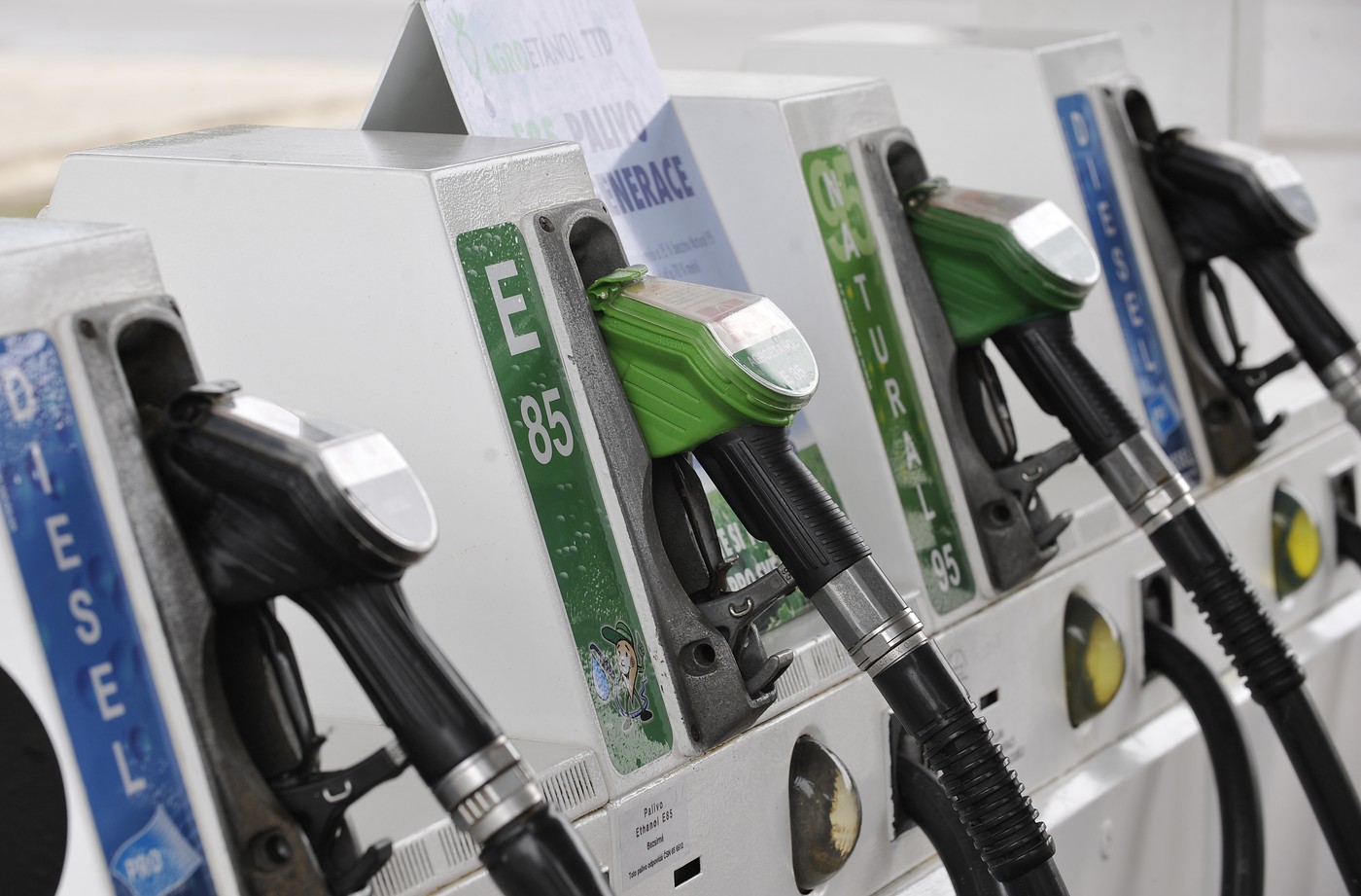 Vláda se sejde s prodejci pohonných hmot, možná zastropuje jejich marže