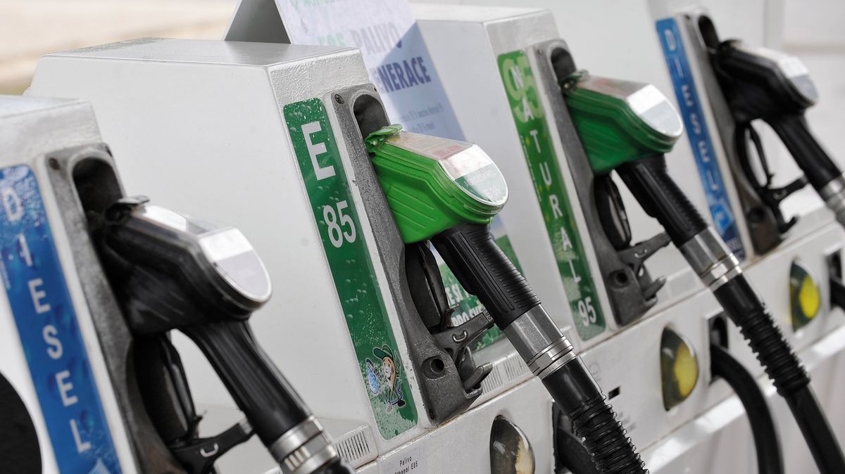 Vláda se sejde s prodejci pohonných hmot, možná zastropuje jejich marže