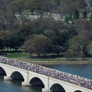 Průvod tisíců demonstrantů přes Memorial Bridge ve Washingtonu