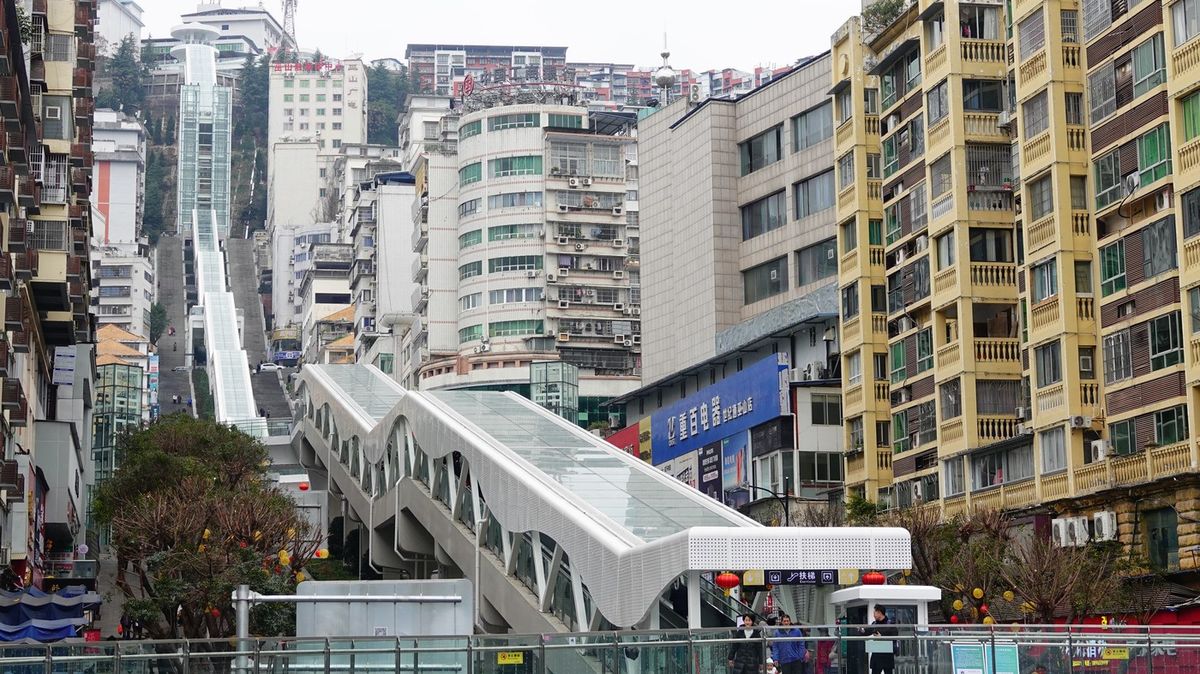 V Číně odhalili nejdelší venkovní eskalátor na světě. Jízda zabere přes 20 minut
