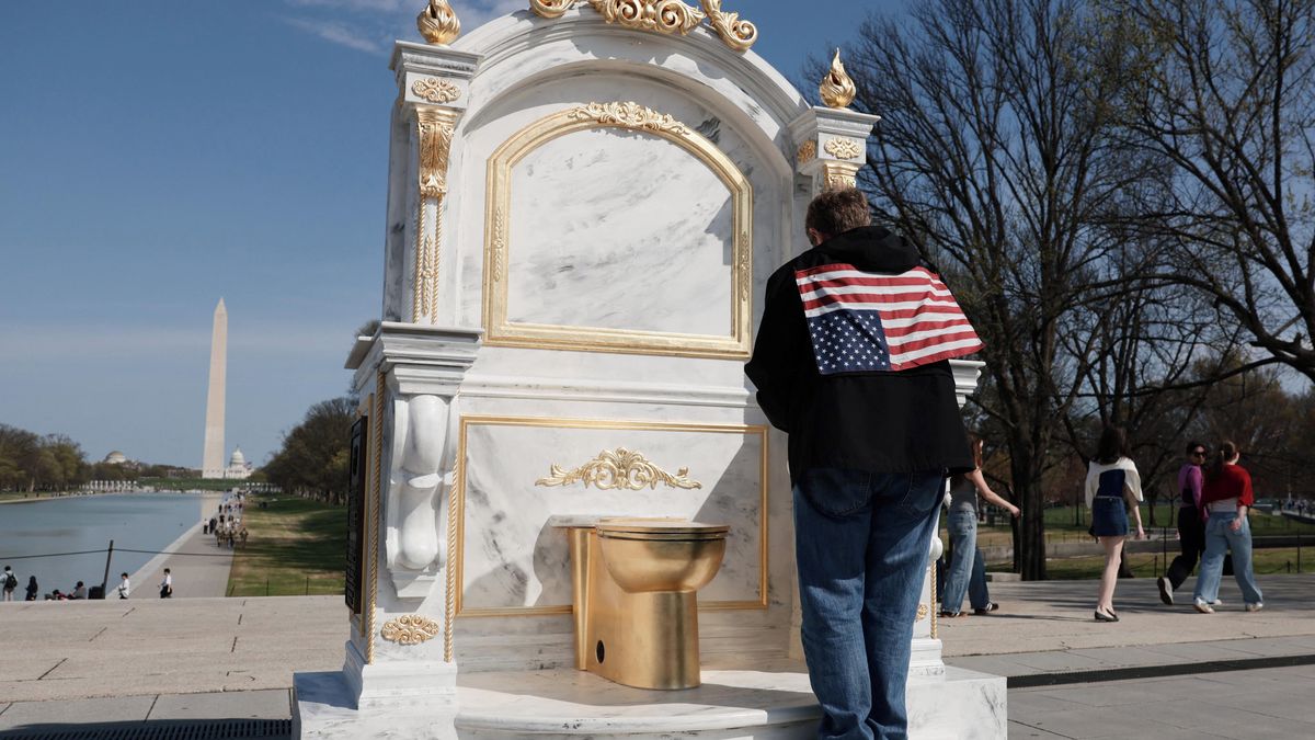 Poblíž Bílého domu se objevila maketa trůnu se zlatou toaletou. Autoři narážejí na Trumpovy rekonstrukční projekty