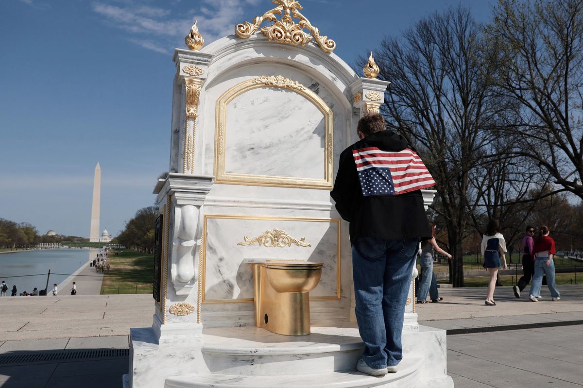 Poblíž Bílého domu se objevila maketa trůnu se zlatou toaletou. Autoři narážejí na Trumpovy rekonstrukční projekty