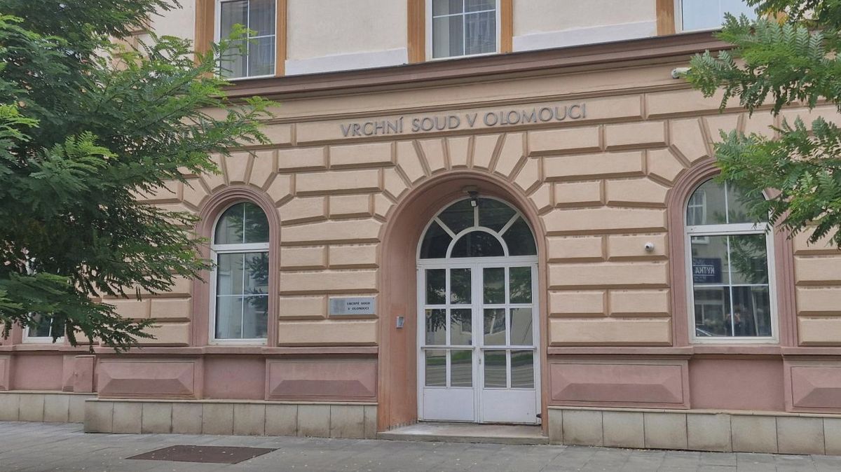 Donutil nezletilou, aby ho sexuálně uspokojovala. Trest 4,5 roku je podle soudu mírný, zpřísnit ho ale nemohl