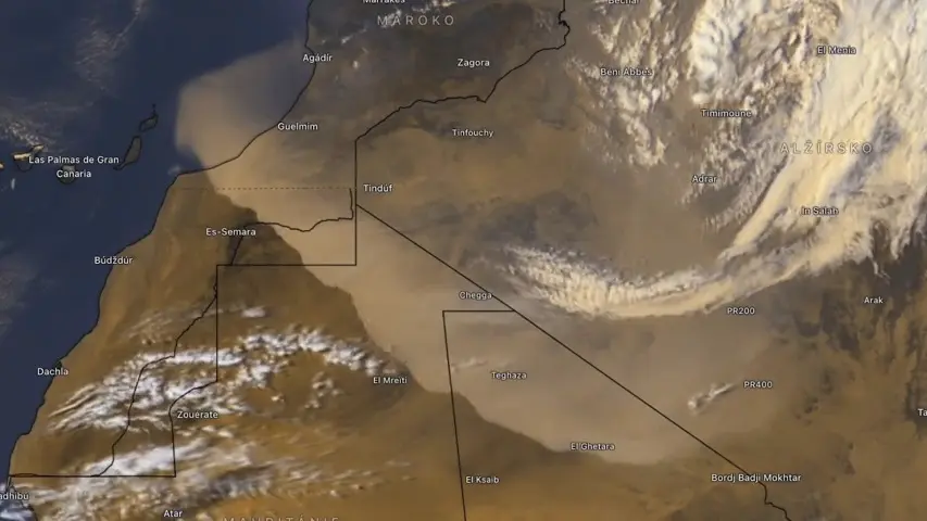 Impozantní písečná stěna se prohnala Saharou