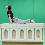 V inscenaci Prokletí diváci uvidí i katafalk, ze kterého při filmovém natáčení magických obřadů vychází čiré zlo.