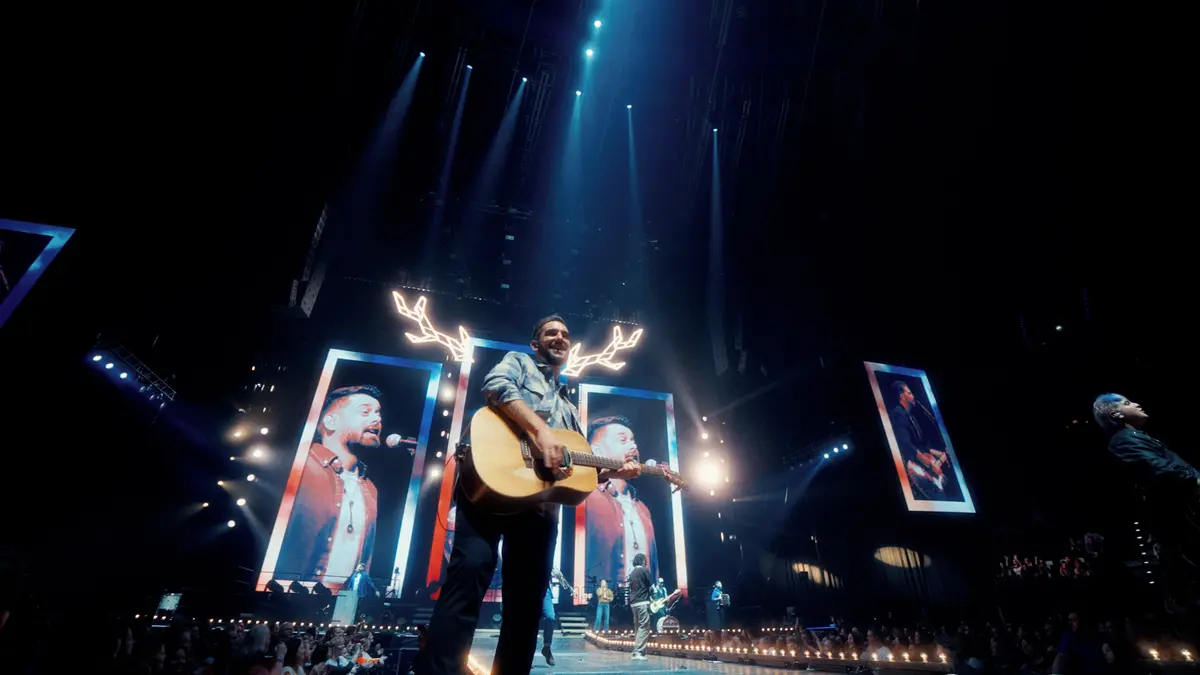 Skupina Jelen v klipu zpívá s Adélou Orlovou písničku Bílý klávesy a láká na Jelenfesty