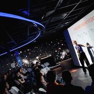 Jeden ze studentů představuje vrstevníkům svůj projekt.