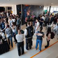 Vědecké projekty studentů se prezentovaly v celém areálu hvězdárny.