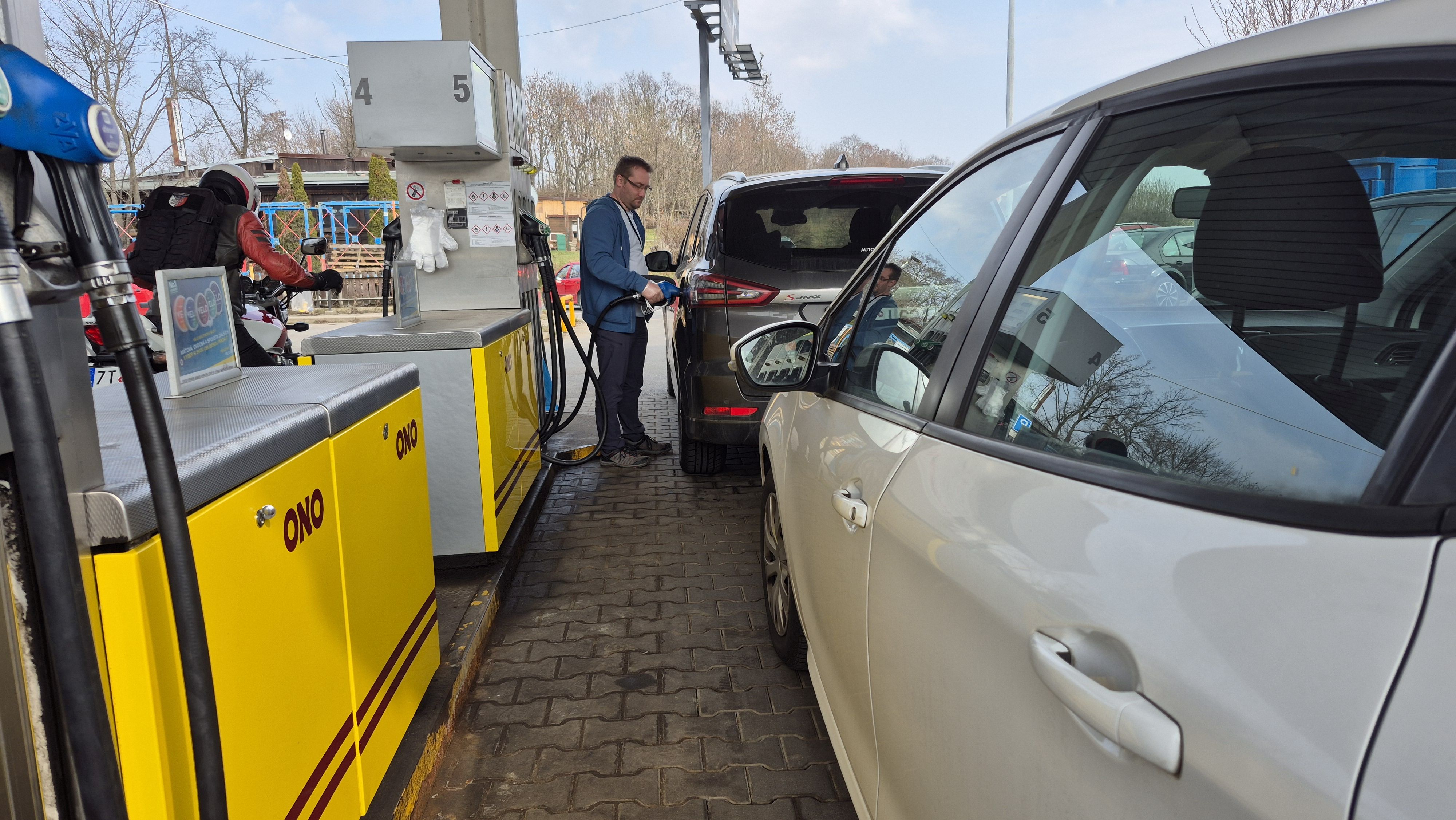 Giá dầu diesel và xăng tiếp tục tăng. Lợi nhuận của các nhà bán lẻ có thể không tăng không hợp lý, Schillerová cho biết