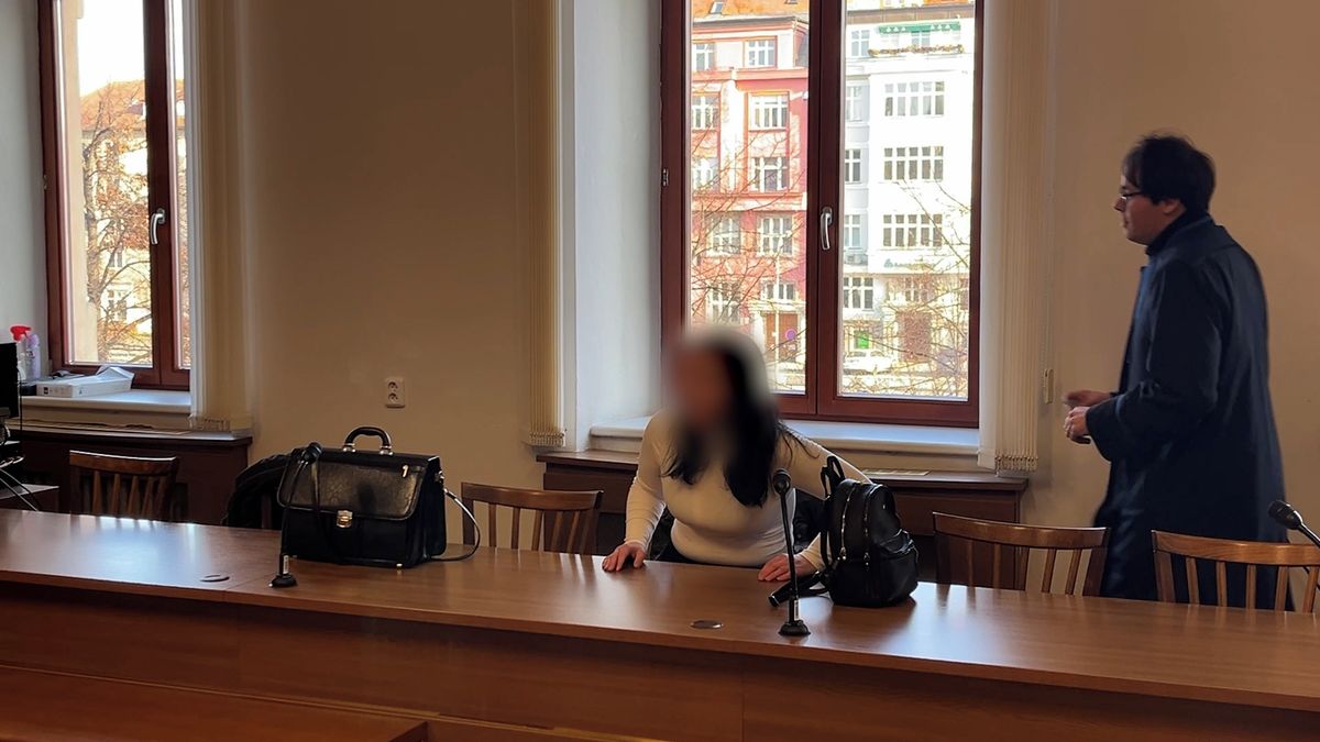 S ránou u srdce si šel pro pivo. Žena, která jej bodla, stojí u soudu kvůli pokusu o vraždu