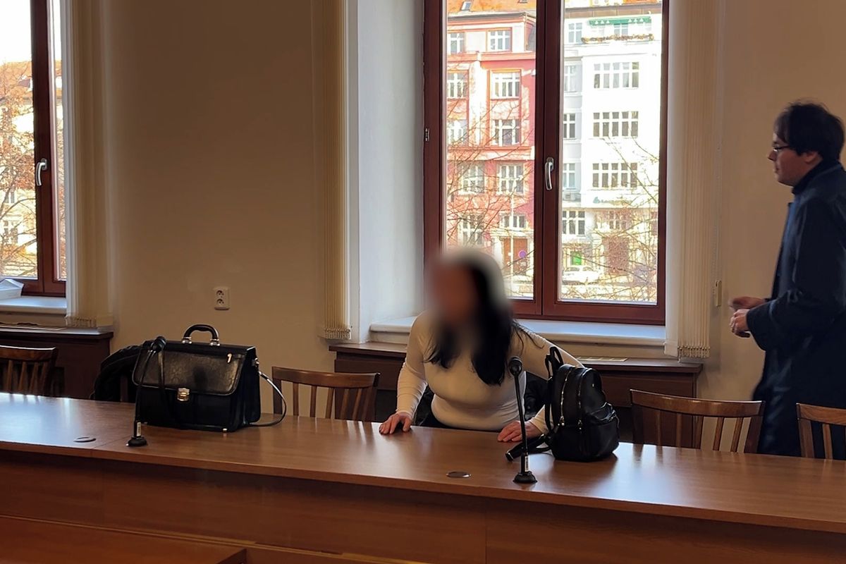 S ránou u srdce si šel pro pivo. Žena, která jej bodla, stojí u soudu kvůli pokusu o vraždu