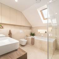 Zasklení u vany si designérka pochvaluje jako povedené.