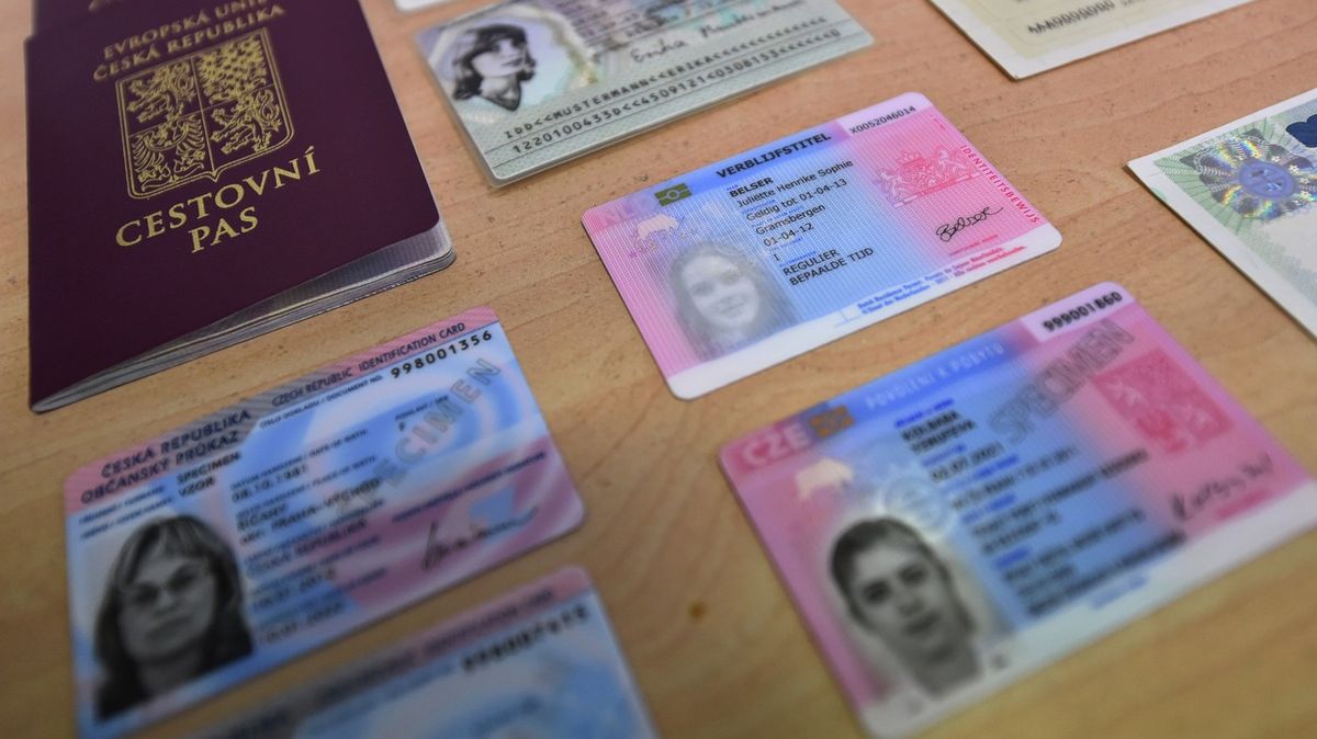 Někteří senioři mohou mít problém s občanskými průkazy. Jejich výměna je nutná