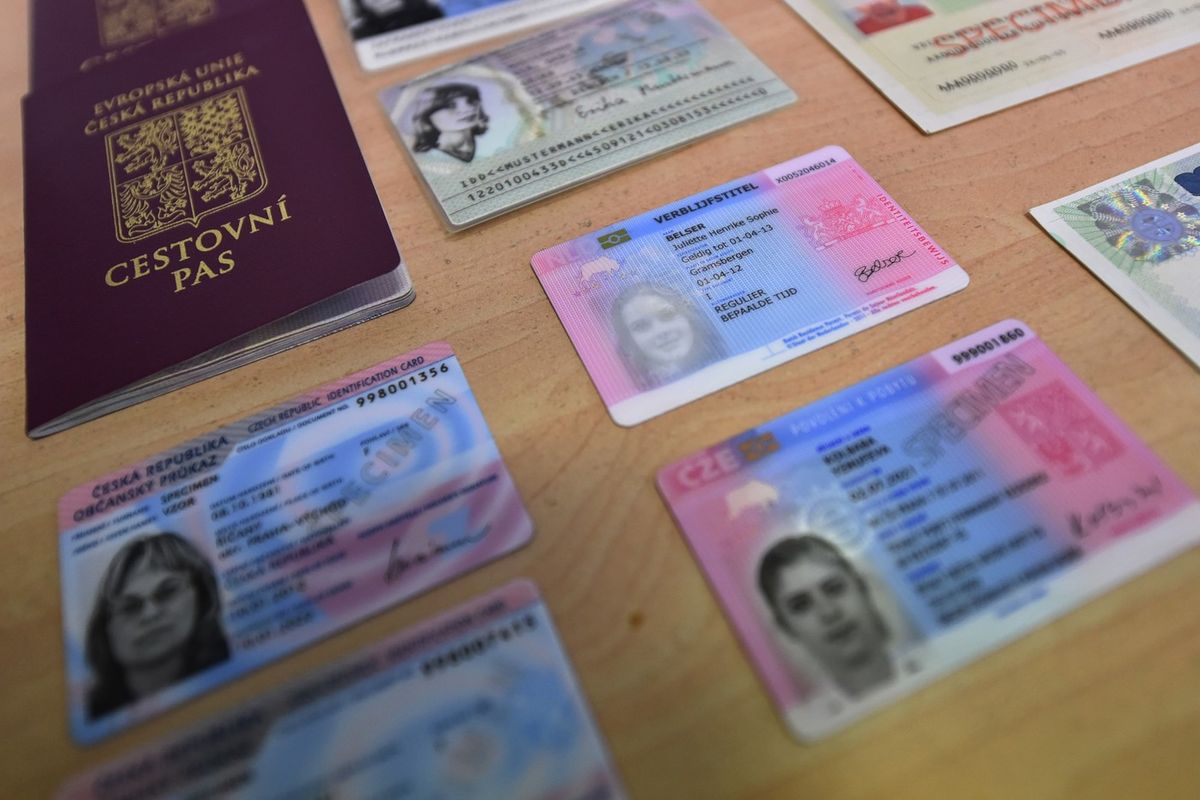 Někteří senioři mohou mít problém s občanskými průkazy. Jejich výměna je nutná