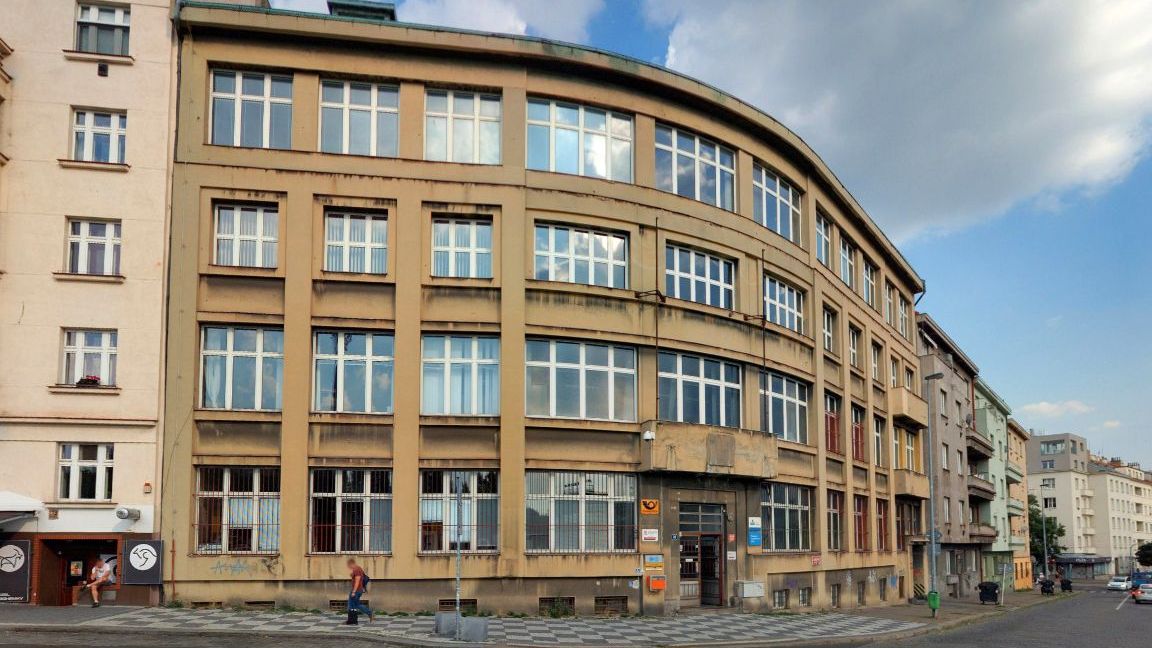 Budovu pošty v pražských Vršovicích proti stadionu Bohemians koupil Středočeský kraj, pošta zůstane