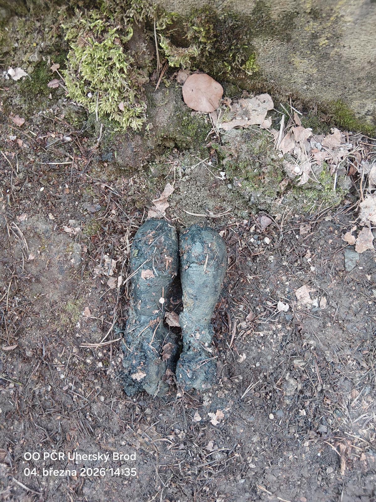 Người lái máy xúc tại Uherskobrodsko vô tình chất bom cối từ thời chiến lên thùng xe tải