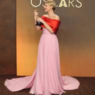 Jessie Buckleyová, vítězka v kategorii nejlepší herečka, vynesla krásné šaty značky Chanel.