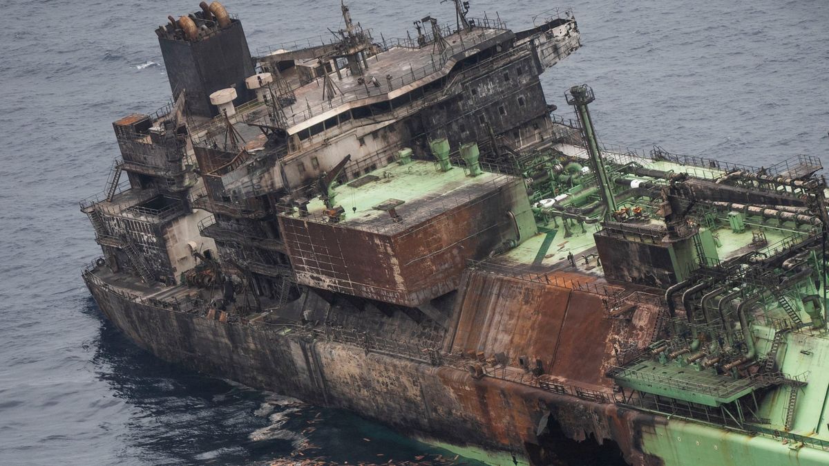 FOTO: Zničený tanker bloudí Středozemním mořem a ohrožuje Maltu