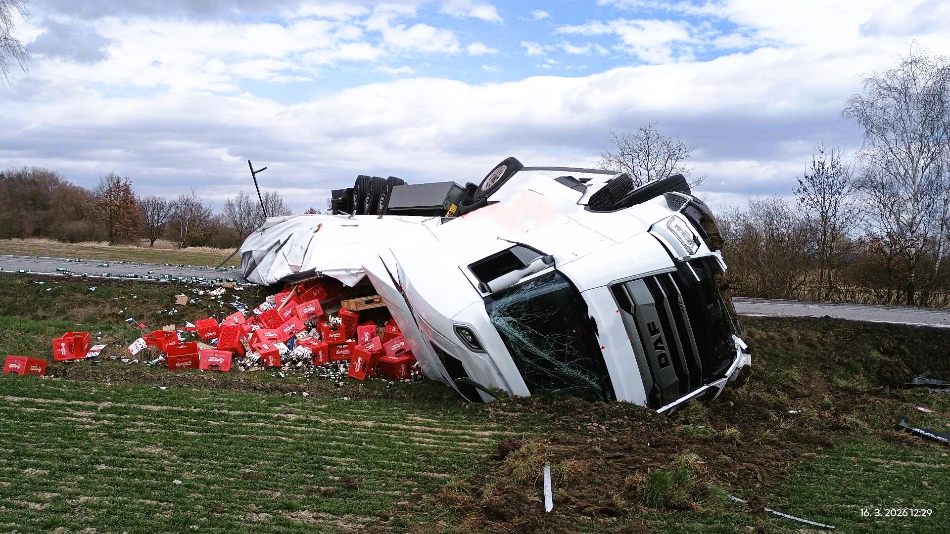 Thảm Kịch về Bia. Nước Giải Khát Chảy Sau Tai Nạn Xe Tải