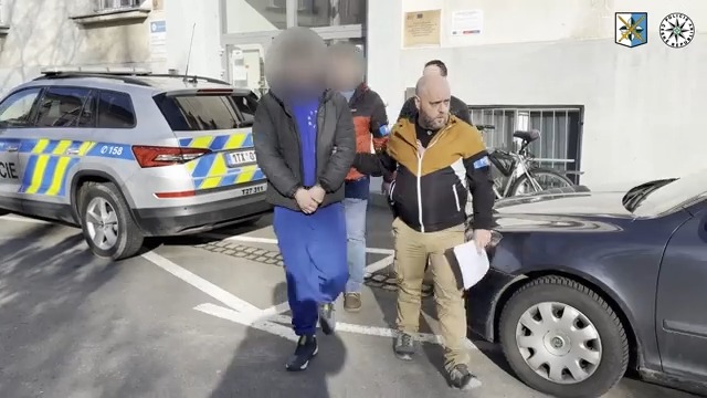 Policie dopadla kyberšmejda. Mladý cizinec okradl Čechy o miliony