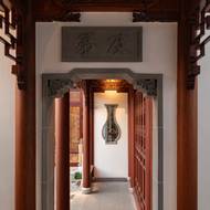 Dřevěné sloupky i vyřezávané prvky na první pohled lahodí oku.