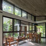 Díky bohatému prosklení je vidět domem skrz na skrz.