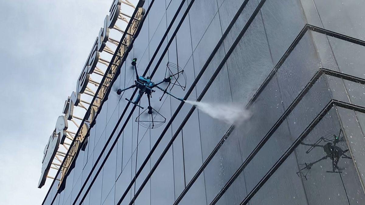 Proud horké vody a dron pár desítek centimetrů od skla. Tak dnes vypadá mytí budov