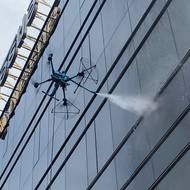 Nový postup mytí fasád se uplatňuje nejen na kancelářských domech v centru měst, ale i u velkých hal.