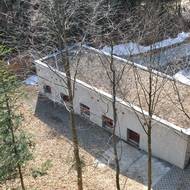 V této budově mají medvědi své brlohy.