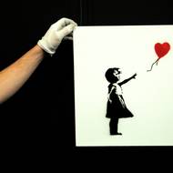 Zřejmě nejznámější Banksyho dílo. Dívka s balonem se po Londýně začala objevovat v roce 2002 jako symbol ztráty i naděje. 