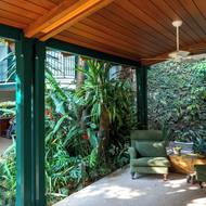 Pořádné venkovní prostory, které by rodina mohla obývat, domu dosud chyběly.