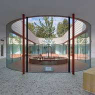 Dostatek světla a zeleně. Žádné dlouhé chodby. Žádné schody. Domov je zkrátka uzpůsoben potřebám starších lidí. 