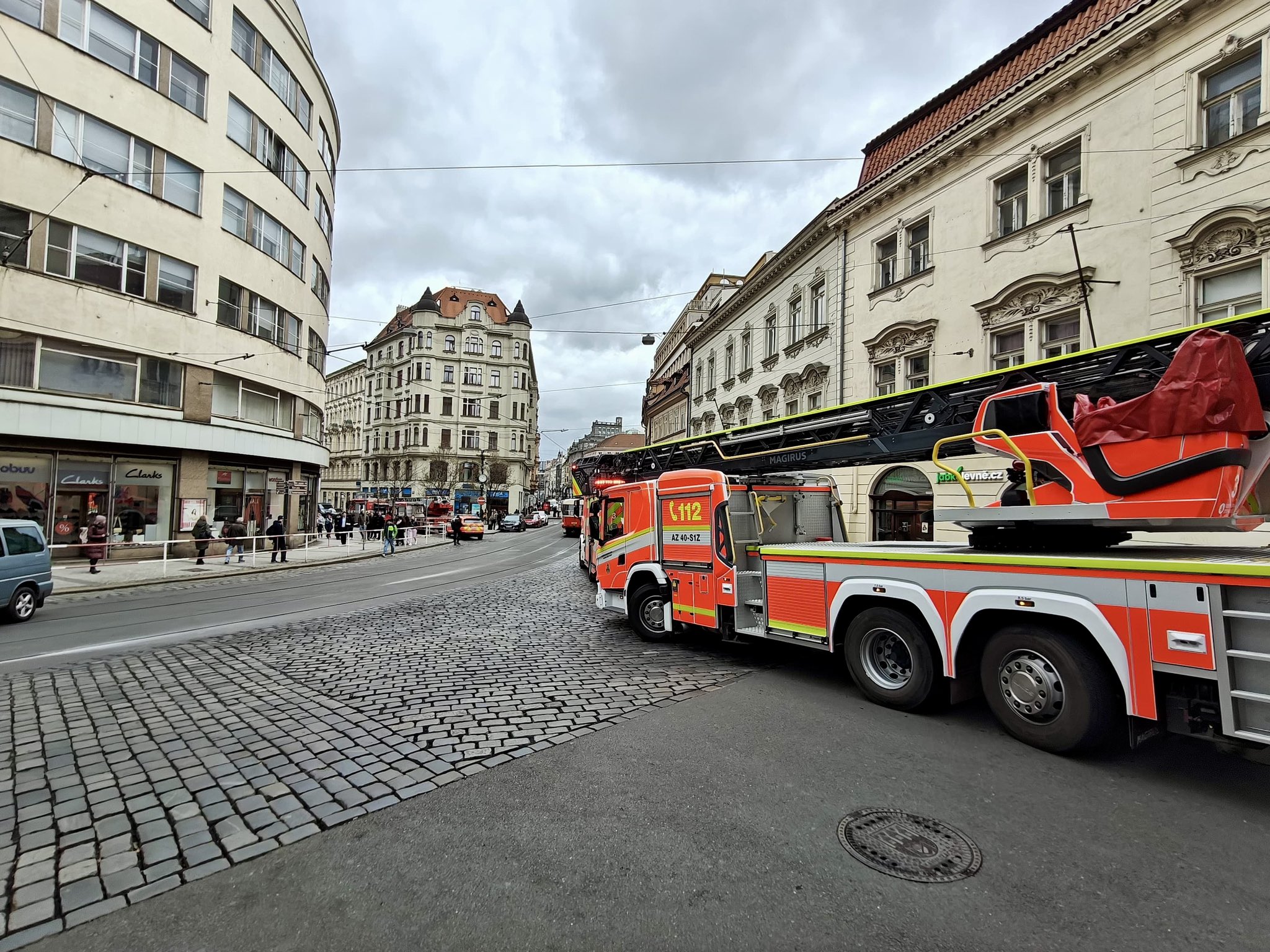 V pražském divadle Komedie vzplála opona. Přes 400 evakuovaných, většinou dětí
