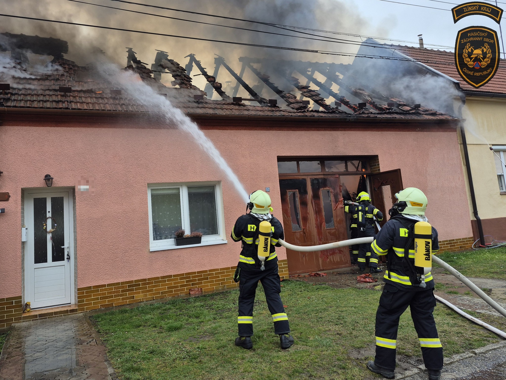 Lửa bốc cháy tại ngôi nhà gia đình ở Uherskohradistsko.