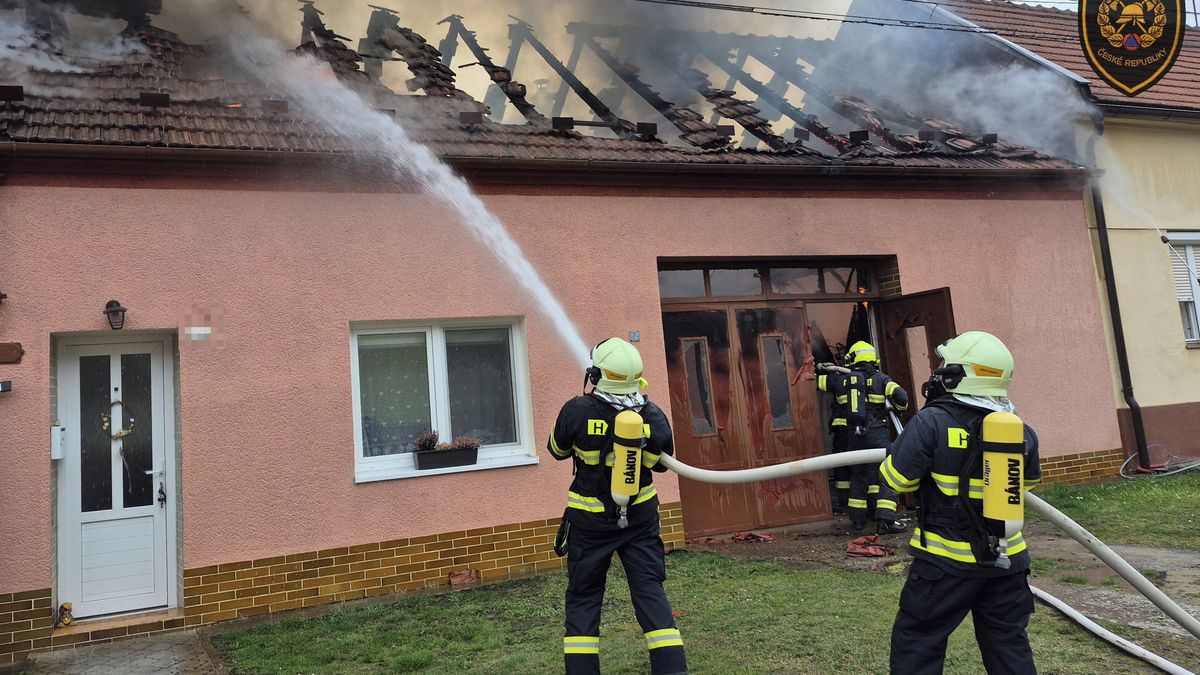 Oheň poničil rodinný dům na Uherskohradišťsku. Hořet začalo v garáži