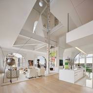 Odkazů k vesmírnému programu je v bytě více. Družice, raketa… Stříbřitý tubus tobogánu na ně jen plynule navazuje. Mimochodem, všimli jste si houpačky?