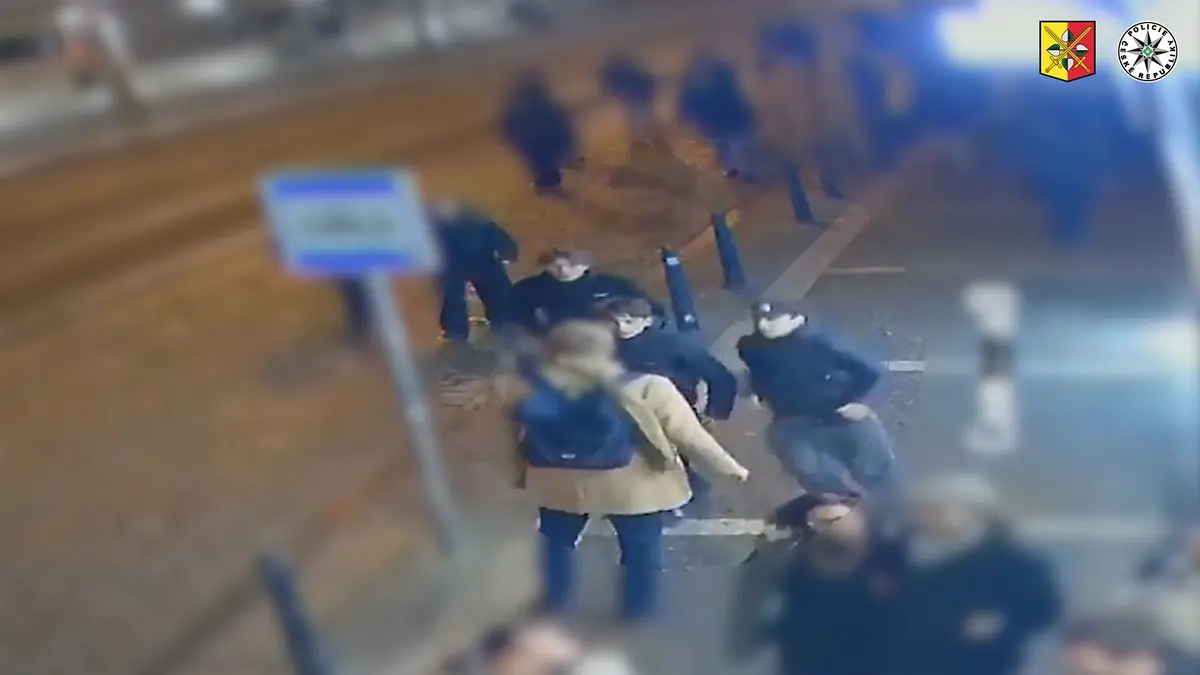 Pěstmi a s pepřákem se vrhli na muže v Praze, pak si padli do náručí a hajlovali. Násilníky hledá policie