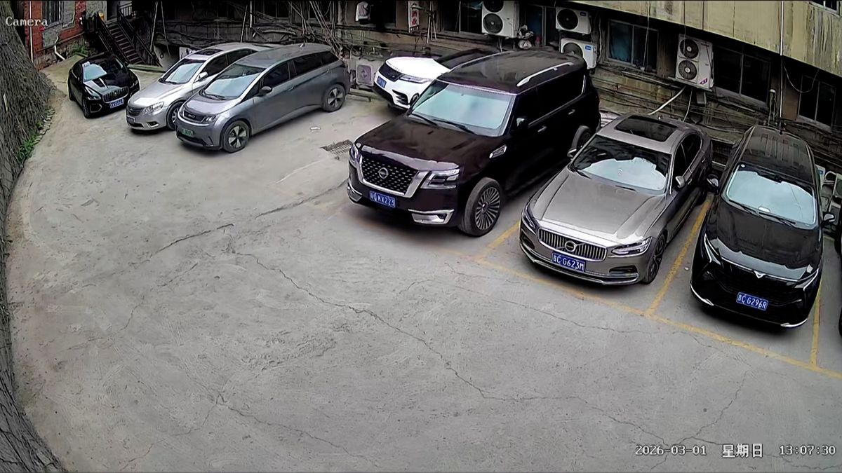 Řidič v Číně si spletl pedály a propadl se do nižšího patra