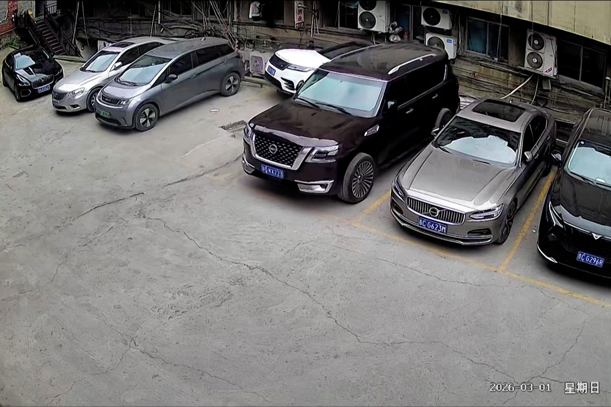 Řidič v Číně si spletl pedály a propadl se do nižšího patra