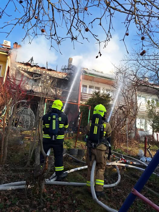 V Litvínově hoří dva řadové rodinné domy