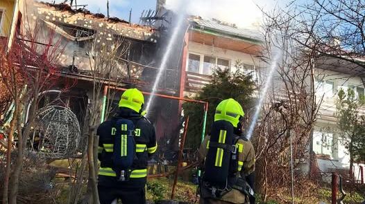 V Litvínově hoří dva řadové rodinné domy