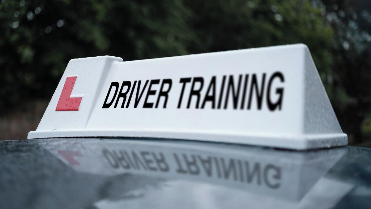 Instruktor autoškoly jel ráno vyzvednout žáka, ale cestou skončil v příkopu. Nadýchal tři promile