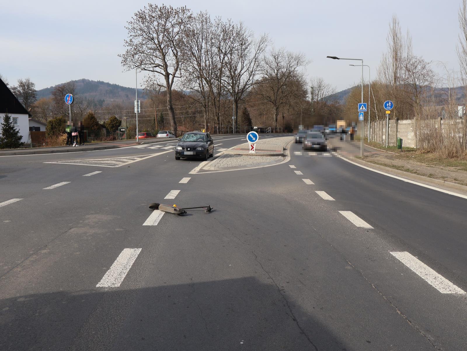 Tài xế ở Karlovarsku đâm trúng phụ nữ đi xe điện, cảnh sát đang truy tìm nhân chứng