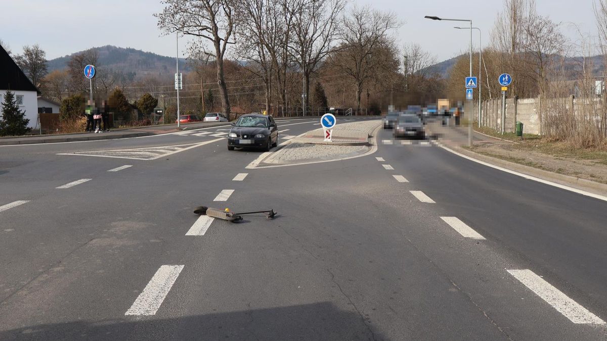 Řidička na Karlovarsku srazila ženu na elektrokoloběžce, policie pátrá po svědcích