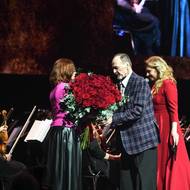 Spisovatelka Alena Mornštajnová předala Jiřímu Žáčkovi kytici 80 rudých růží.