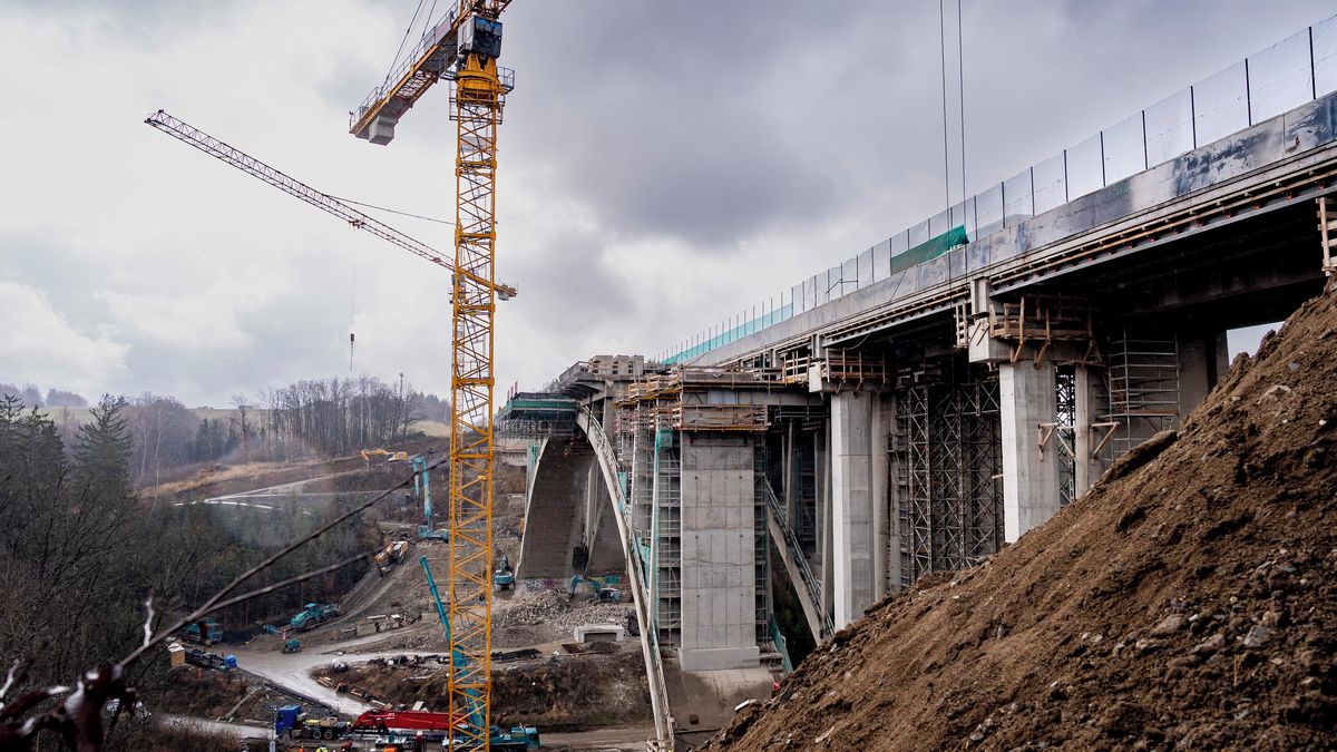 FOTO: Místo dálnice díra. Z „Hitlerova mostu“ na D1 zbyl jen oblouk