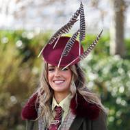 Cheltenham festival patří k prestižním dostihům. Výrazné klobouky jsou na akcích tohoto typu žádoucí.
