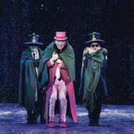 Ledové království se usadilo v pražském Hudebním divadle Karlín. Jiří Daniel (Duke/Oaken) uprostřed